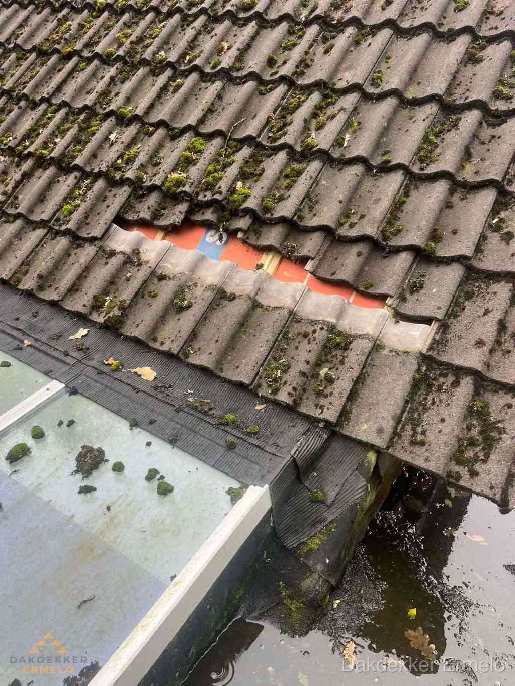 Beschadigd pannendak met ontbrekende dakpannen voor reparatie in Ermelo Beschadigd pannendak met ontbrekende dakpannen voor reparatie in Ermelo