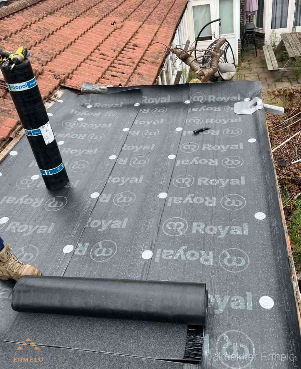 Plat dak met nieuwe bitumen dakbedekking en brandgereedschap in Ermelo Plat dak met nieuwe bitumen dakbedekking en brandgereedschap in Ermelo