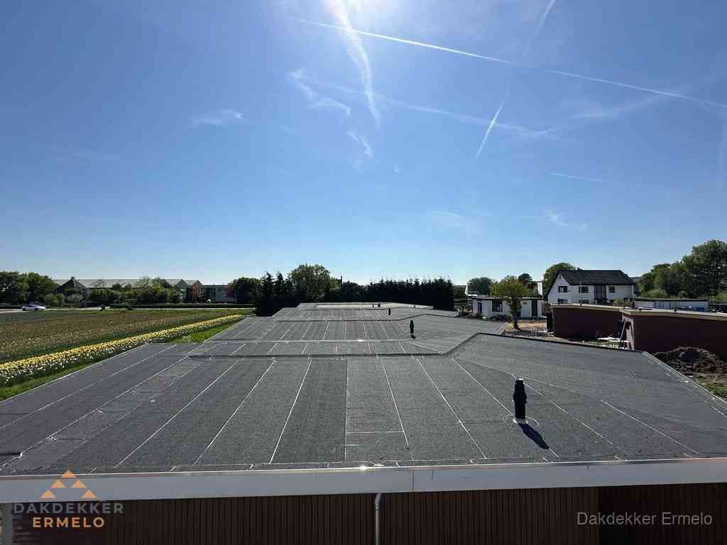 Groot plat dak met bitumen dakbedekking op bedrijfspand in Ermelo Groot plat dak met bitumen dakbedekking op bedrijfspand in Ermelo