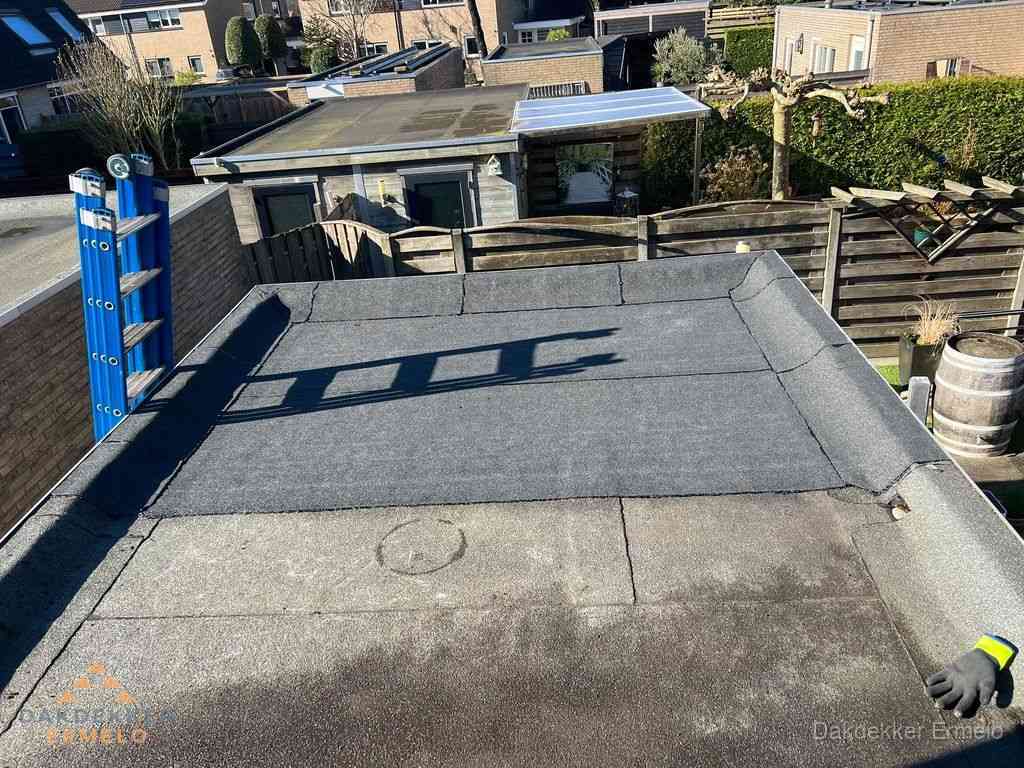 Dakdekker legt onderlaag op plat dak met houten constructie in Ermelo Dakdekker legt onderlaag op plat dak met houten constructie in Ermelo