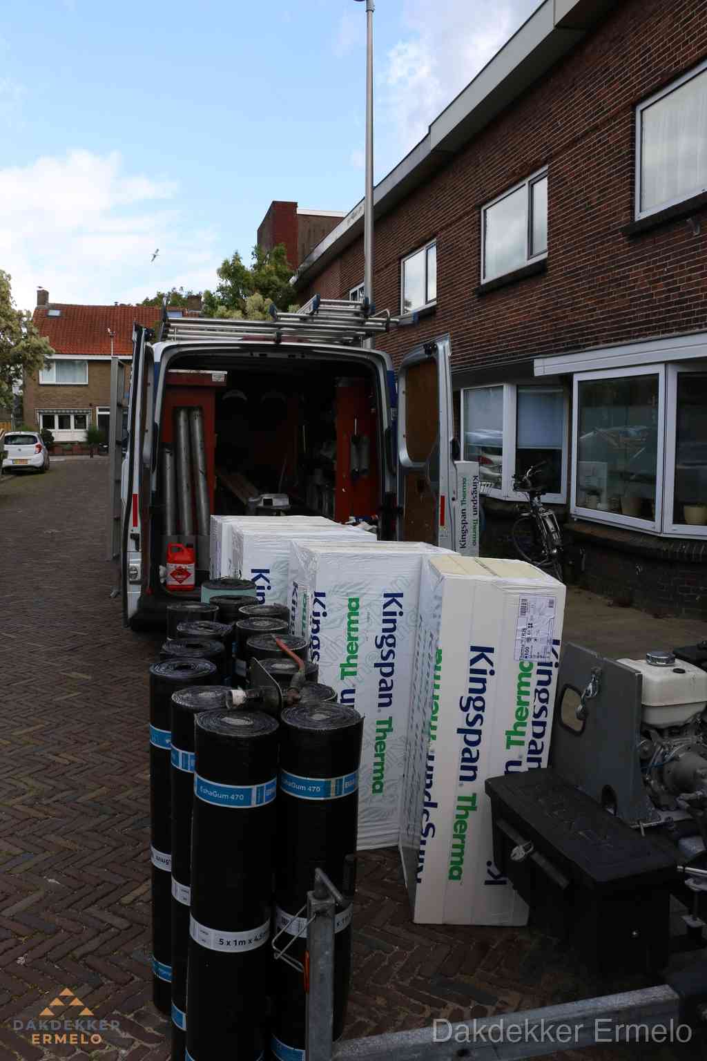 Plat dak met bitumen dakbedekking en brander in Ermelo Plat dak met bitumen dakbedekking en brander in Ermelo