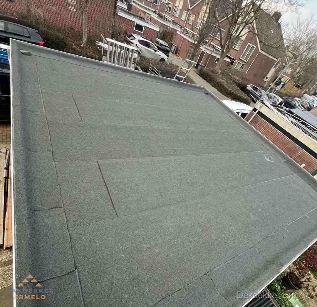 Nieuwe bitumen dakbedekking op plat dak van garage in Ermelo Nieuwe bitumen dakbedekking op plat dak van garage in Ermelo
