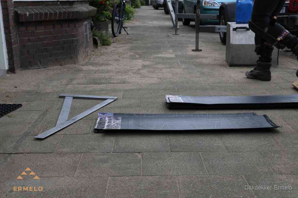 Dakbedekkingsmateriaal en zinkwerk klaargelegd voor reparatie in Ermelo Dakbedekkingsmateriaal en zinkwerk klaargelegd voor reparatie in Ermelo
