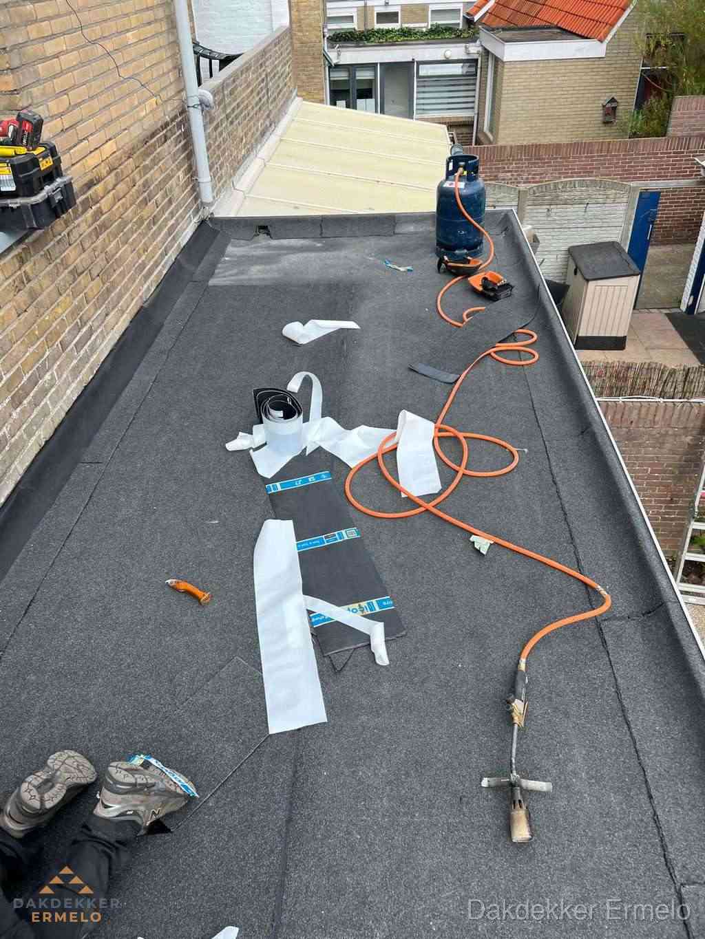 Dakdekker brengt EPDM dakbedekking aan op plat dak in Ermelo Dakdekker brengt EPDM dakbedekking aan op plat dak in Ermelo