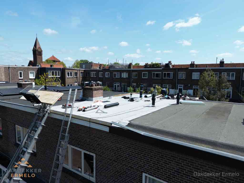 Dakdekkers aan het werk op plat dak in Ermelo Dakdekkers aan het werk op plat dak in Ermelo