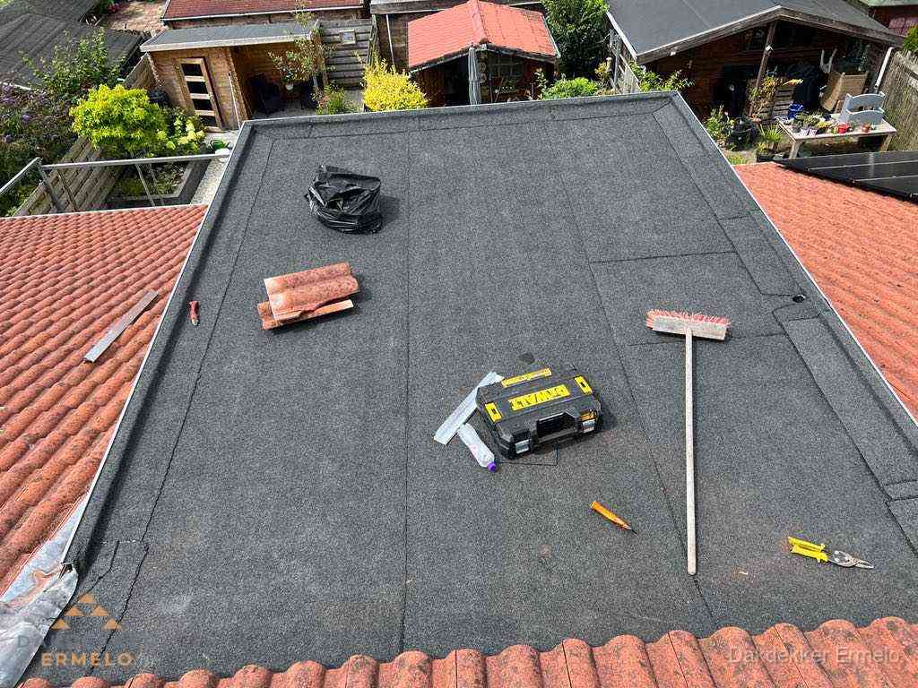 Nieuw plat dak met bitumen dakbedekking in Ermelo Nieuw plat dak met bitumen dakbedekking in Ermelo