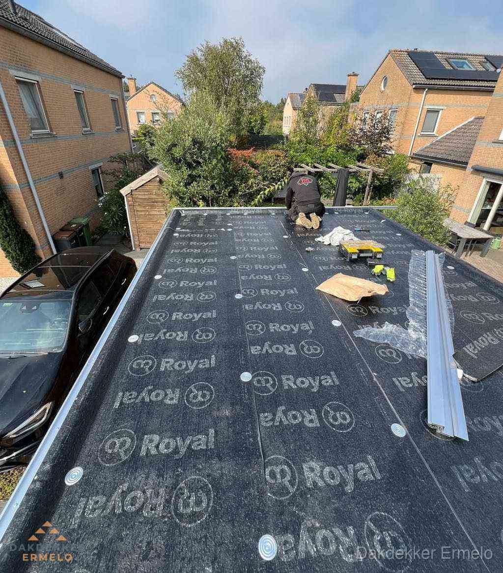 Dakdekker aan het werk op plat dak renovatie in Ermelo Dakdekker aan het werk op plat dak renovatie in Ermelo