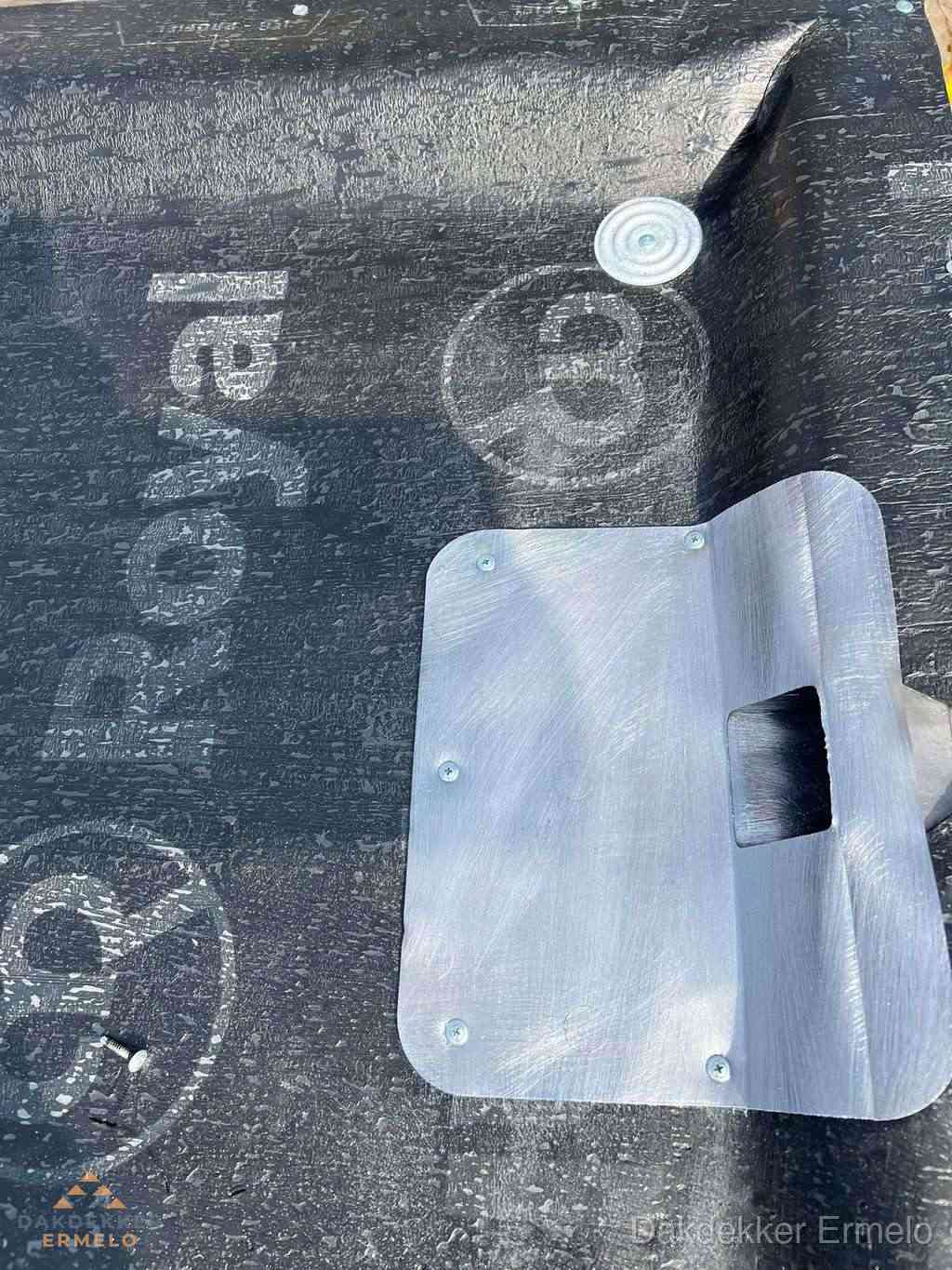 Dakdoorvoer met metalen afvoerplaat op bitumen dak in Ermelo Dakdoorvoer met metalen afvoerplaat op bitumen dak in Ermelo