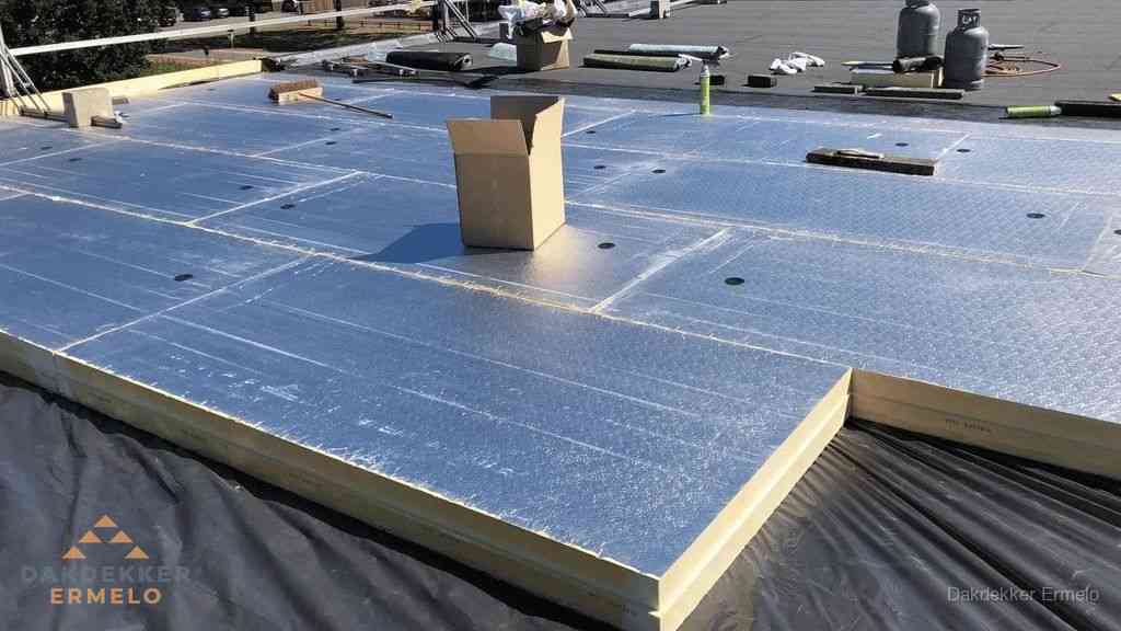 PIR isolatieplaten worden gelegd op plat dak voor dakisolatie in Ermelo PIR isolatieplaten worden gelegd op plat dak voor dakisolatie in Ermelo
