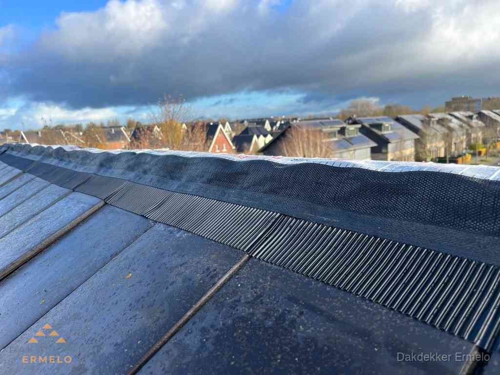 Dakisolatie bij de nok met ventilatieprofiel op schuin dak in Ermelo Dakisolatie bij de nok met ventilatieprofiel op schuin dak in Ermelo