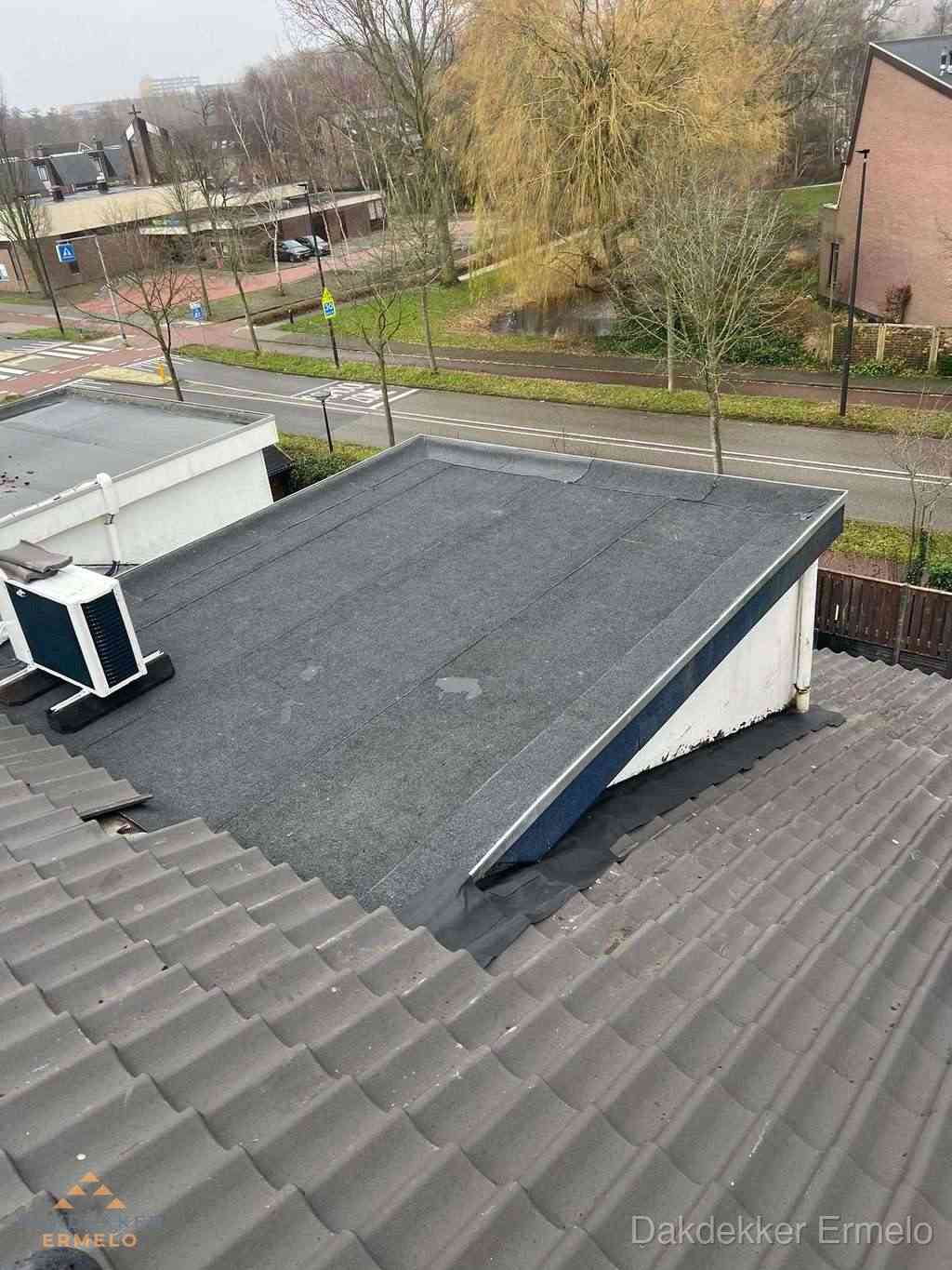 Plat dak met bitumen dakbedekking naast schuin pannendak in Ermelo Plat dak met bitumen dakbedekking naast schuin pannendak in Ermelo