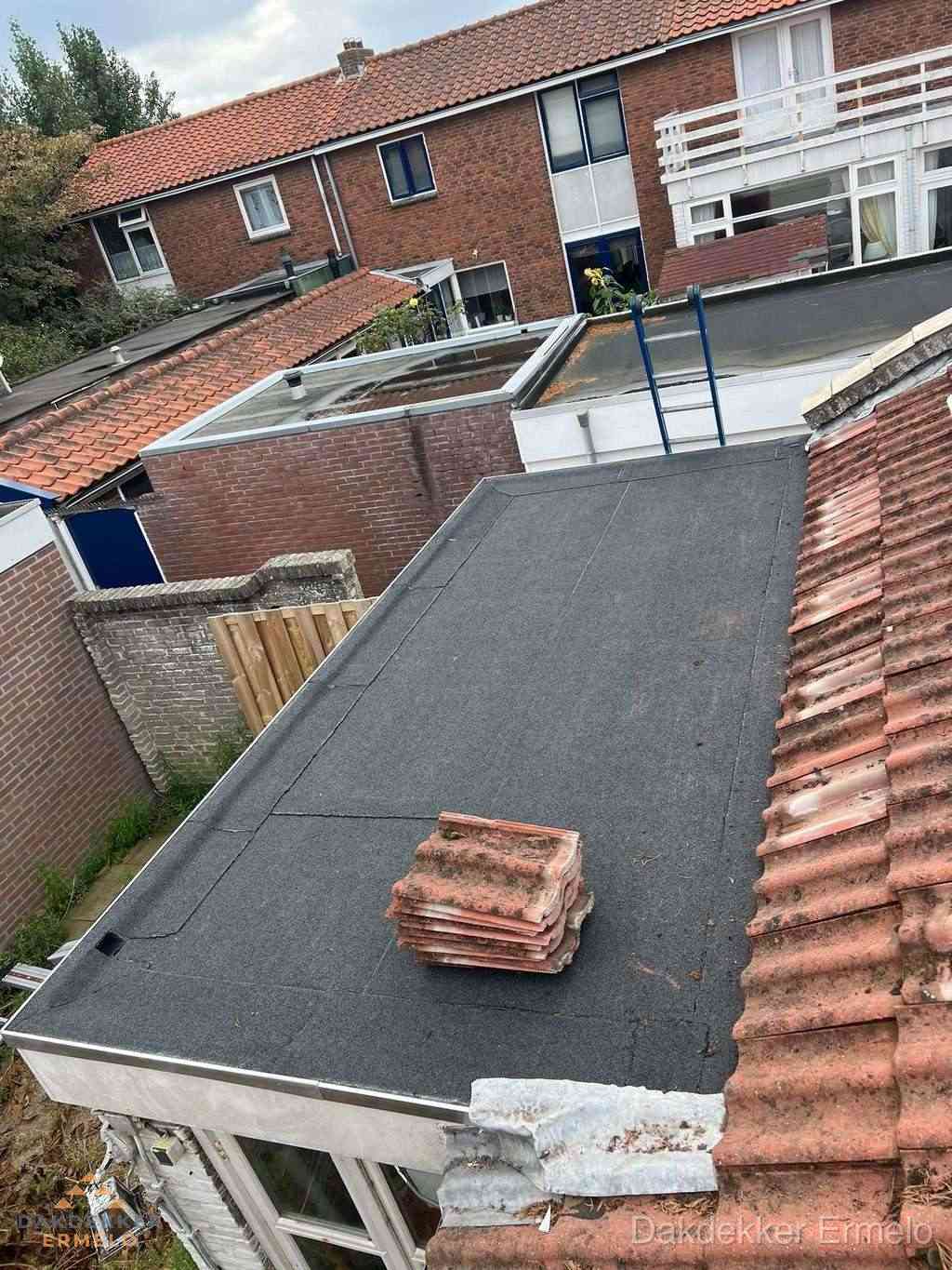 Aanbouw plat dak met reservepannen voor dakpannen vervangen in Ermelo Aanbouw plat dak met reservepannen voor dakpannen vervangen in Ermelo