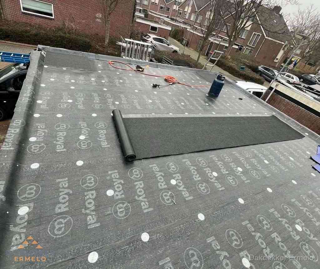 Dakdekker aan het werk met gasbrander op plat bitumen dak in Ermelo Dakdekker aan het werk met gasbrander op plat bitumen dak in Ermelo
