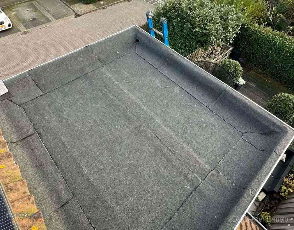 Gerenoveerd plat dak met nieuwe bitumen dakbedekking in Ermelo Gerenoveerd plat dak met nieuwe bitumen dakbedekking in Ermelo