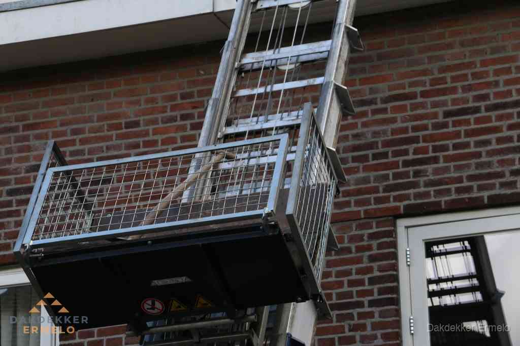 Ladderlift met dakpannen voor dakpan reparatie in Ermelo Ladderlift met dakpannen voor dakpan reparatie in Ermelo