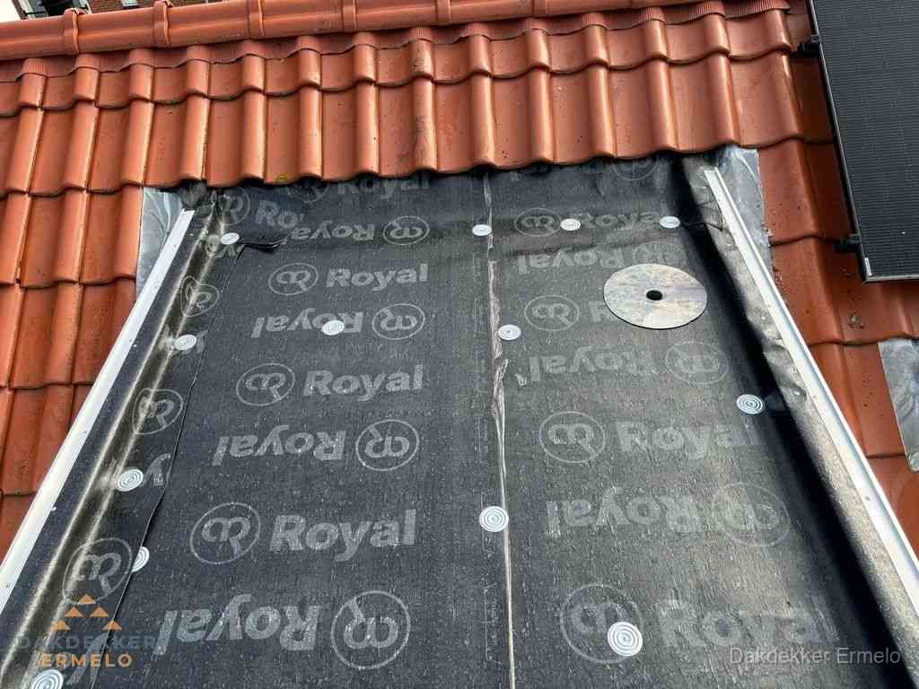 Nieuw dak met dakpannen en Royal onderlaag bij woning in Ermelo Nieuw dak met dakpannen en Royal onderlaag bij woning in Ermelo