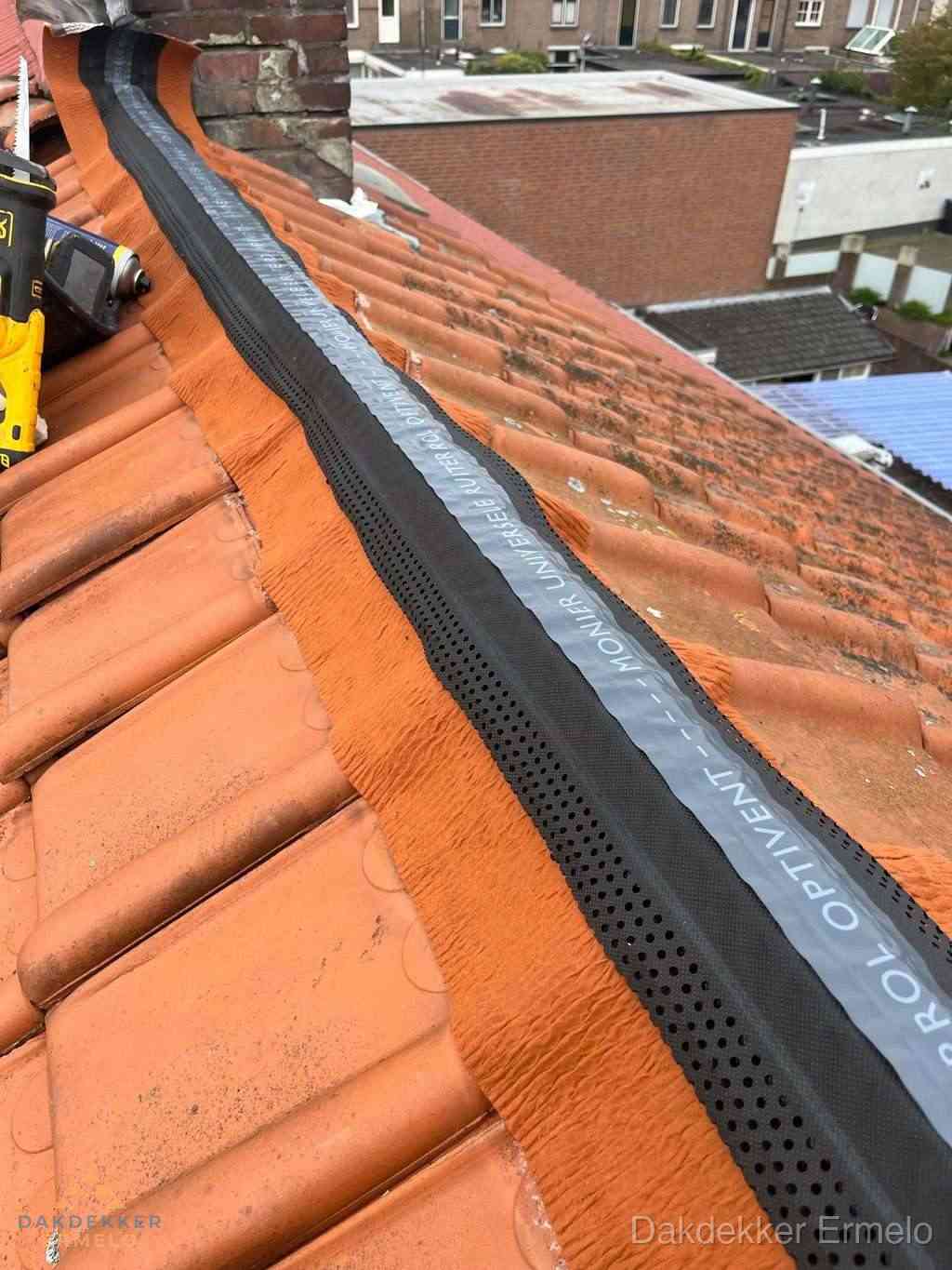 Plat dak aanbouw met bitumen naast schuin pannendak in Ermelo Plat dak aanbouw met bitumen naast schuin pannendak in Ermelo