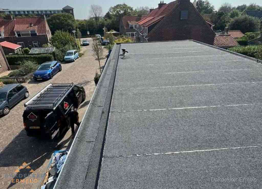 Nieuw bitumen plat dak met uitzicht over landschap in Ermelo Nieuw bitumen plat dak met uitzicht over landschap in Ermelo