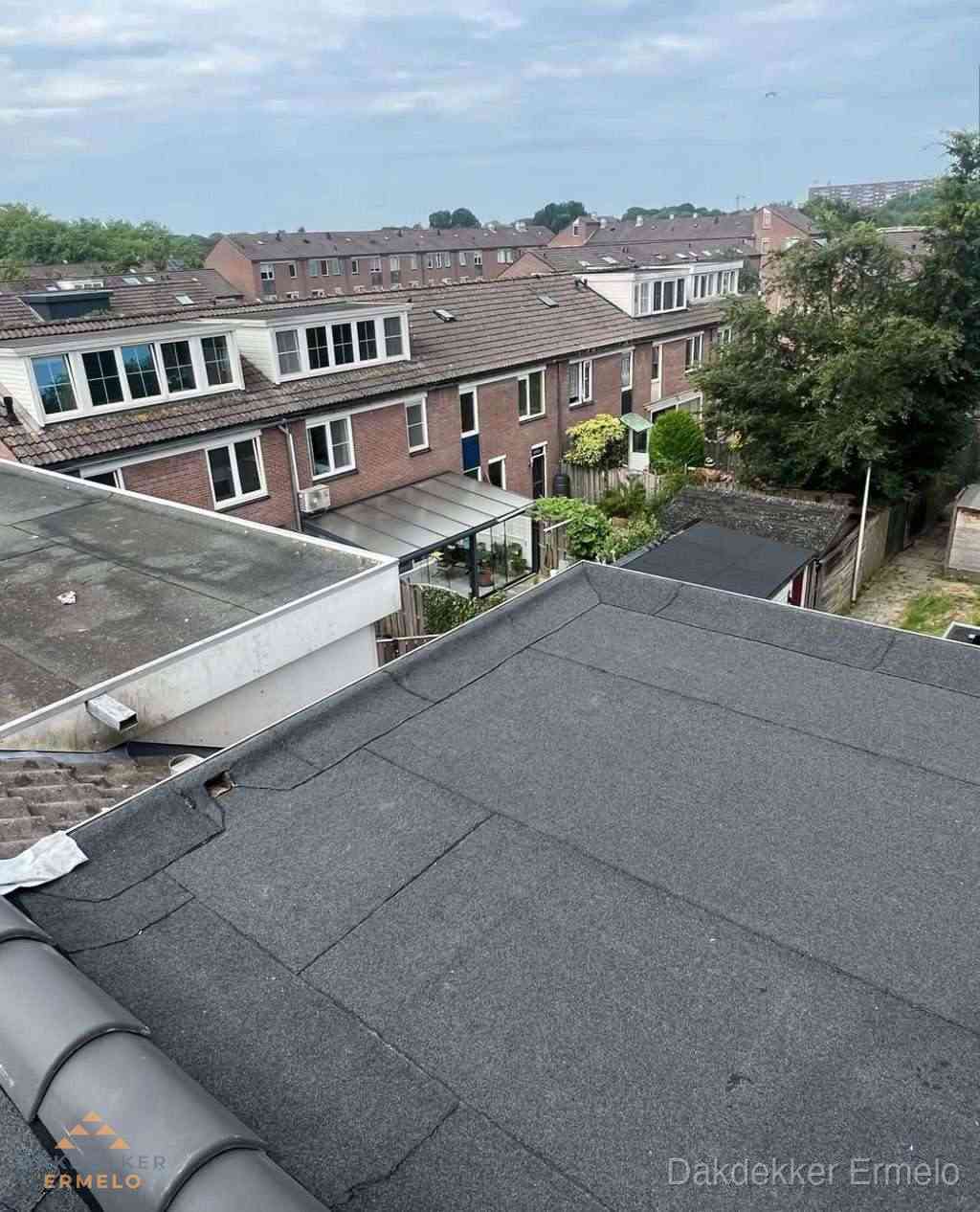 Vernieuwd plat dak met bitumen in woonwijk in Ermelo Vernieuwd plat dak met bitumen in woonwijk in Ermelo