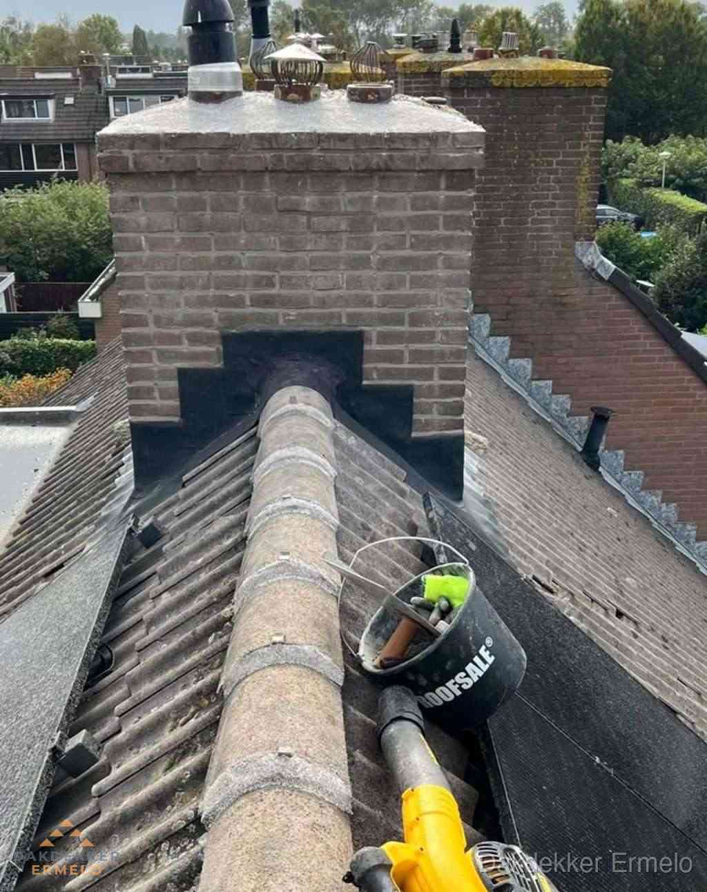 Dakdekker repareert bitumen dakleer bij dakdoorvoer in Ermelo Dakdekker repareert bitumen dakleer bij dakdoorvoer in Ermelo