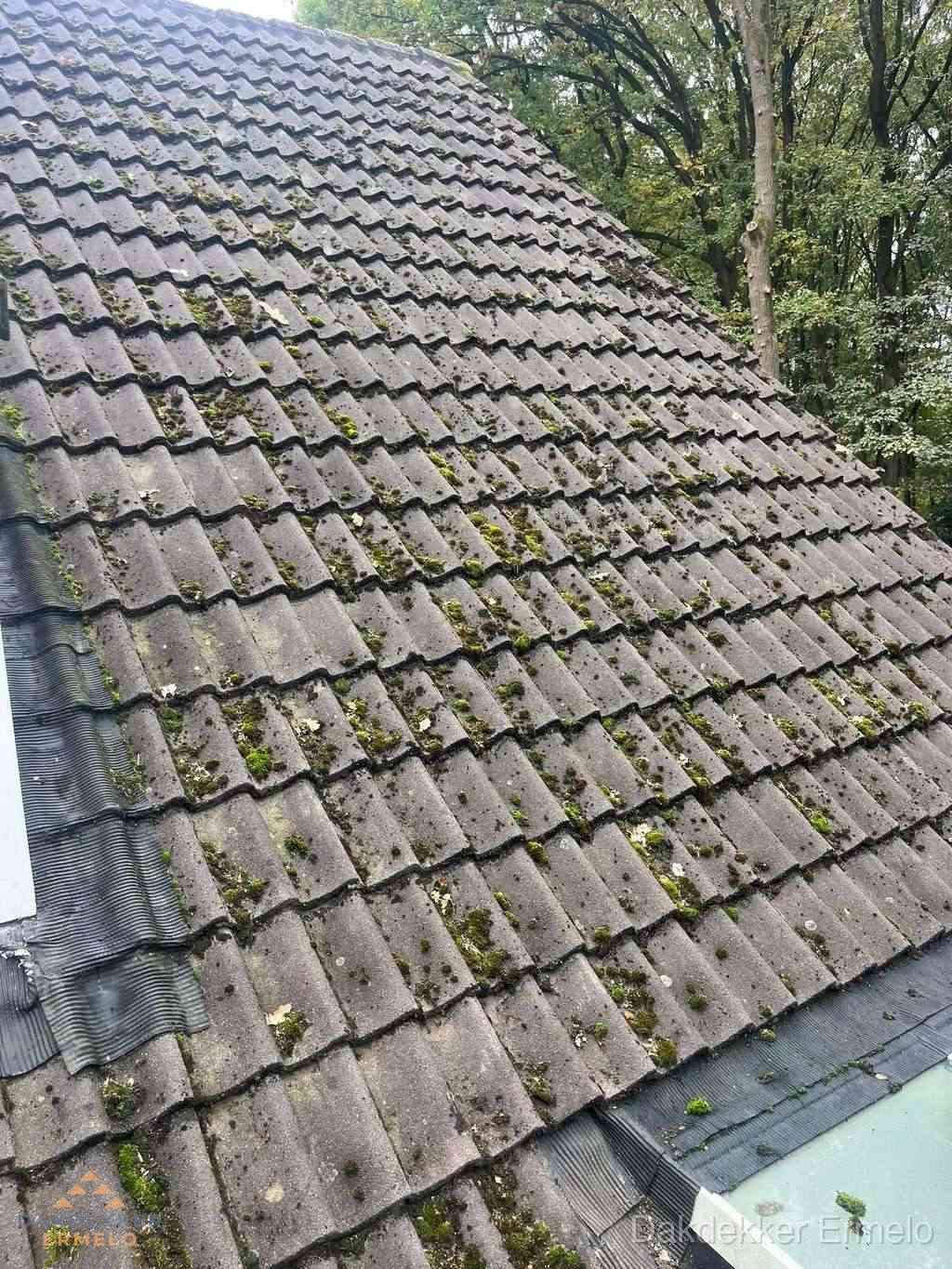Verweerd pannendak met mosgroei dat renovatie nodig heeft in Ermelo Verweerd pannendak met mosgroei dat renovatie nodig heeft in Ermelo